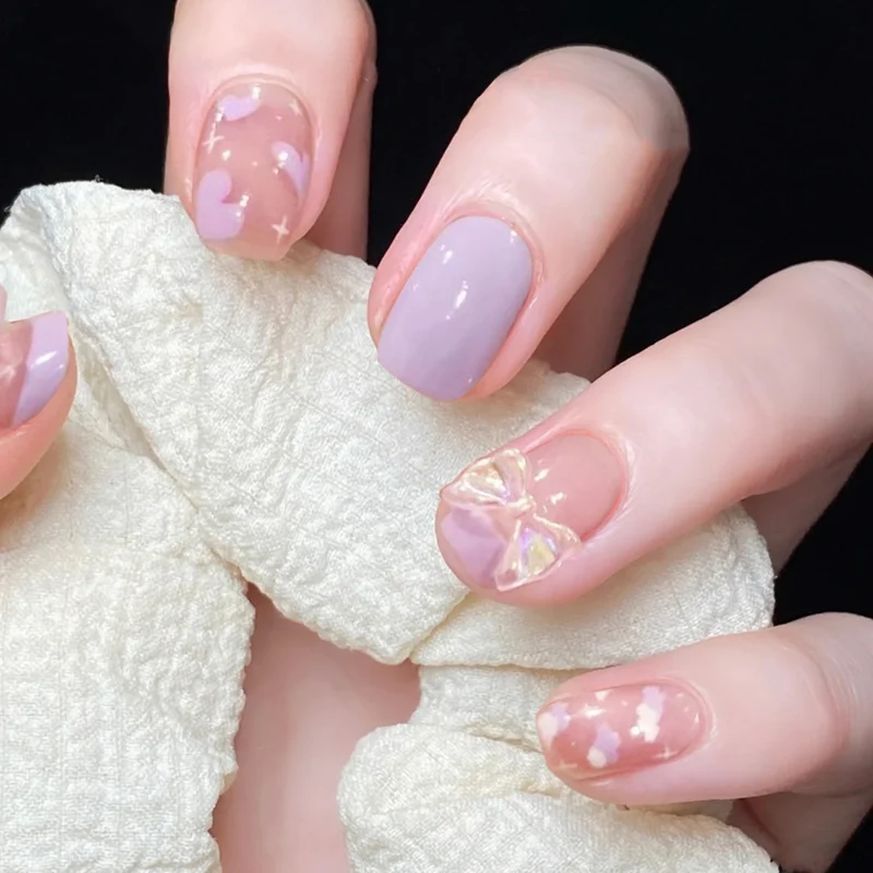 Kunstvolle Nagelverlängerungen mit elegantem Blattmuster Karnz