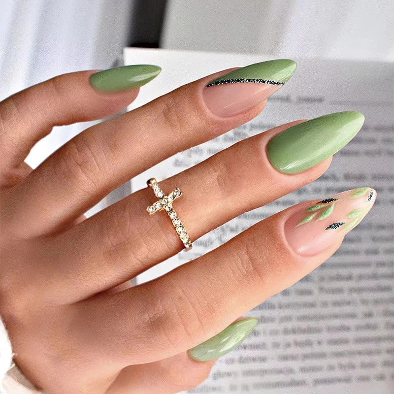 Kunstvolle Nagelverlängerungen mit elegantem Blattmuster Karnz