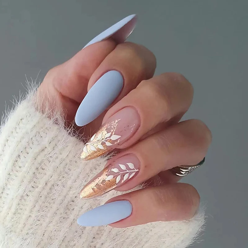Kunstvolle Nagelverlängerungen mit elegantem Blattmuster Karnz
