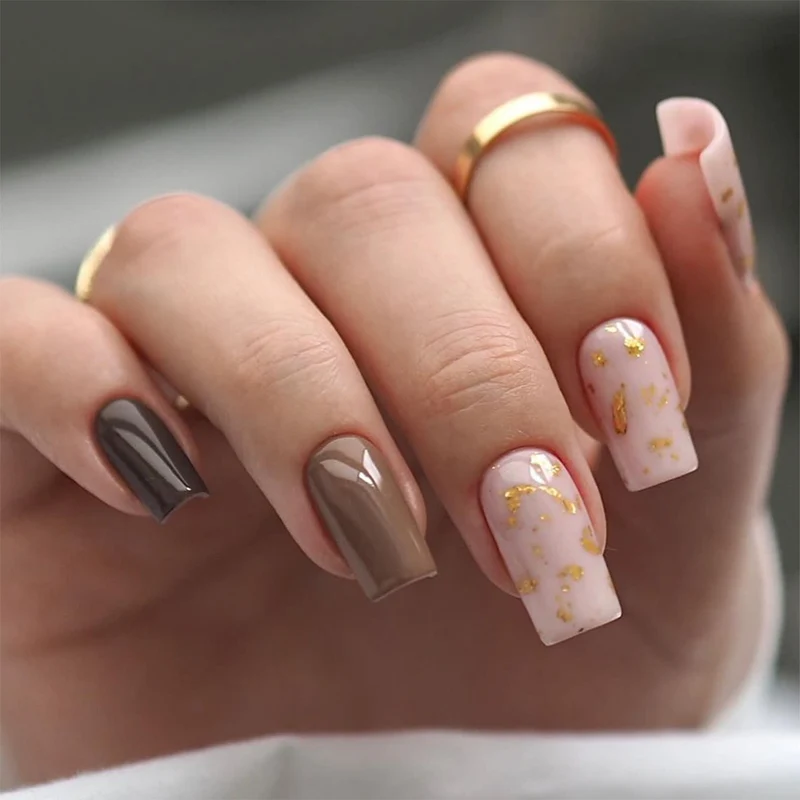 Kunstvolle Nagelverlängerungen mit elegantem Blattmuster Karnz