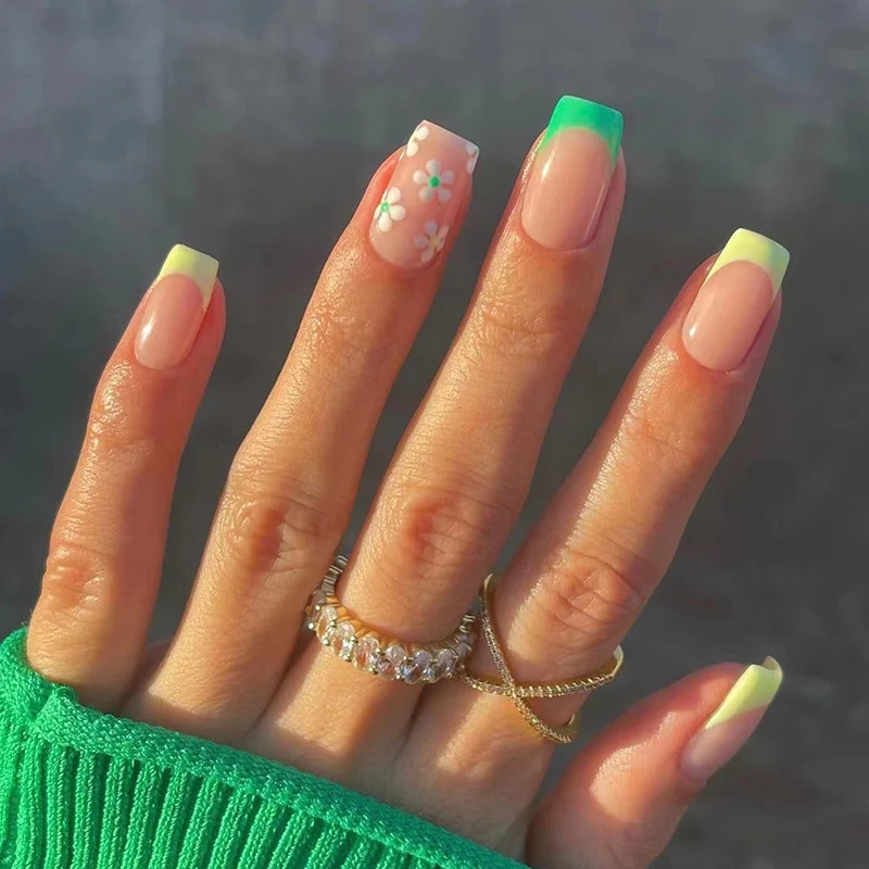 Kunstvolle Nagelverlängerungen mit elegantem Blattmuster Karnz