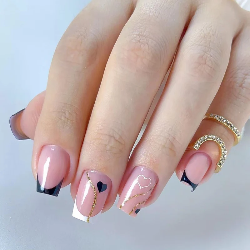 Kunstvolle Nagelverlängerungen mit elegantem Blattmuster Karnz
