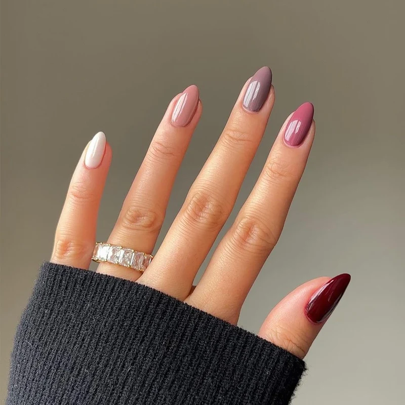 Kunstvolle Nagelverlängerungen mit elegantem Blattmuster Karnz