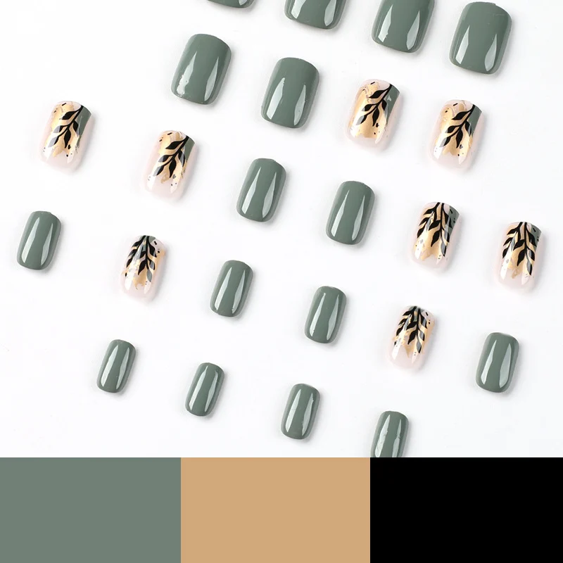 Kunstvolle Nagelverlängerungen mit elegantem Blattdesign Karnz