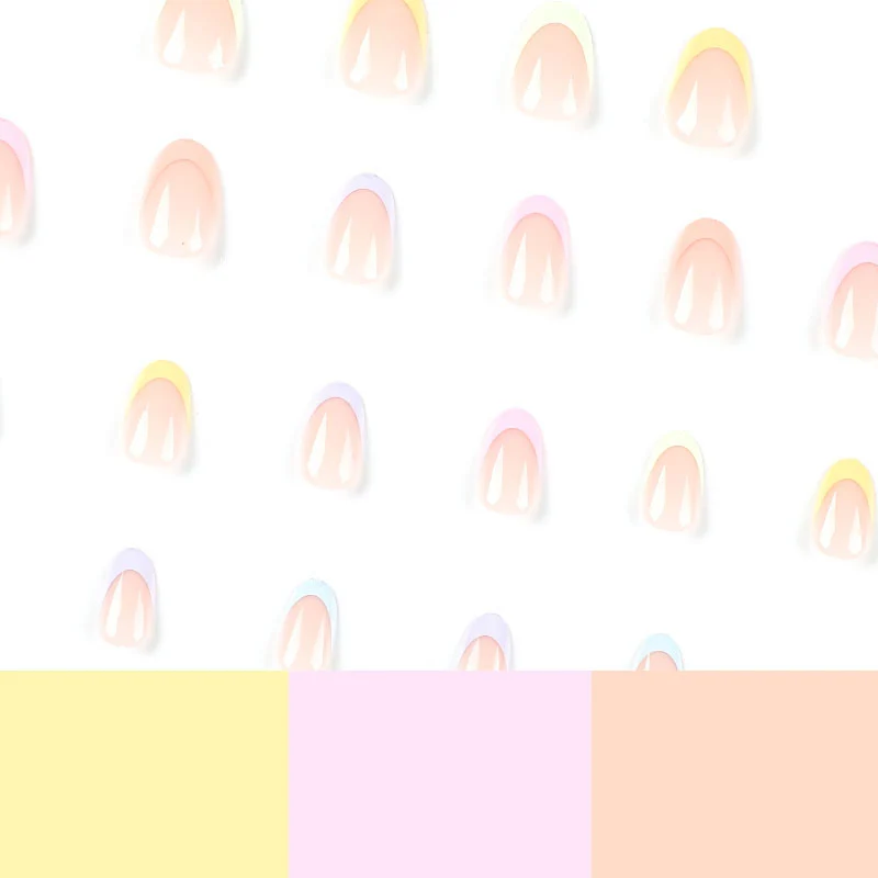 Kunstvolle Nagelverlängerungen mit elegante Farbverlauf und Glanz Karnz