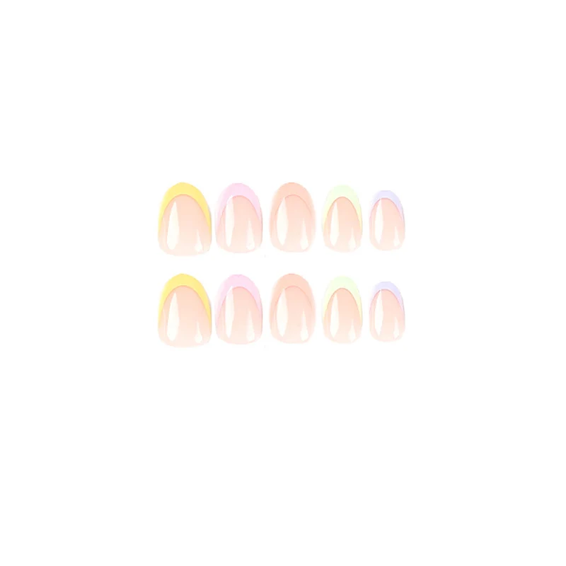 Kunstvolle Nagelverlängerungen mit elegante Farbverlauf und Glanz Karnz