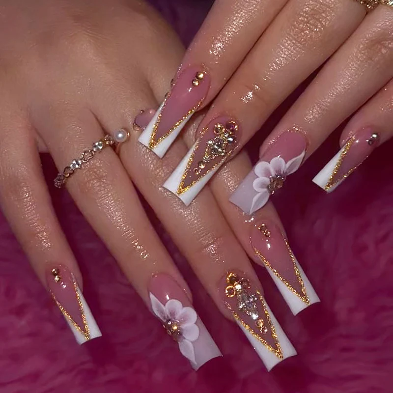 Kunstvolle Nagelverlängerungen mit Blumen- und Glitzerakzenten Karnz