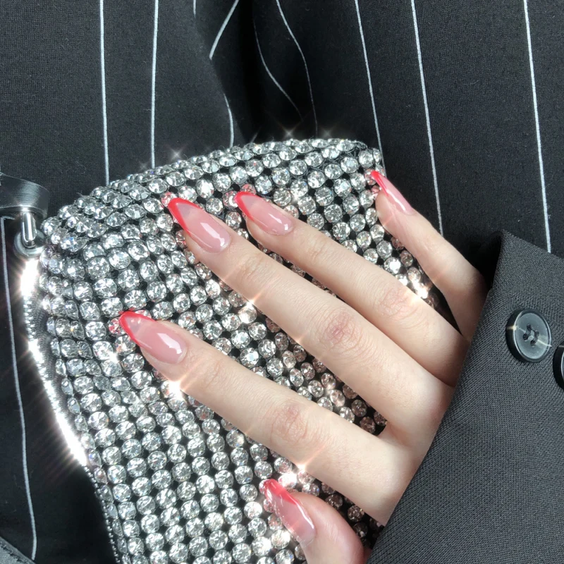 Kunstvolle Nagelverlängerungen im Stiletto-Stil Karnz