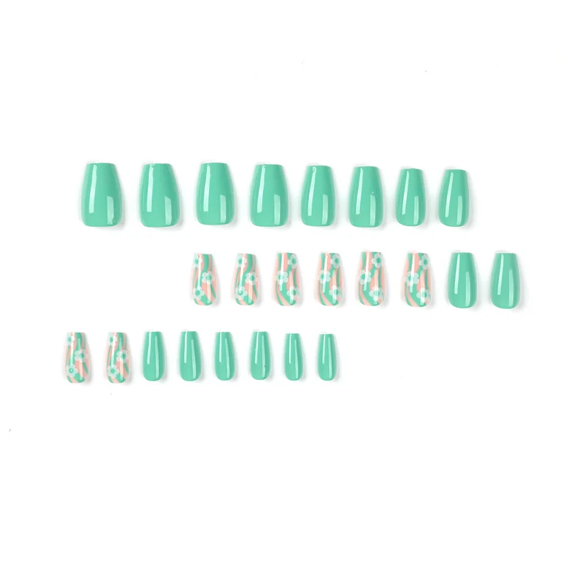 Kunstvolle Nagelverlängerungen im modernen floralem Design Karnz
