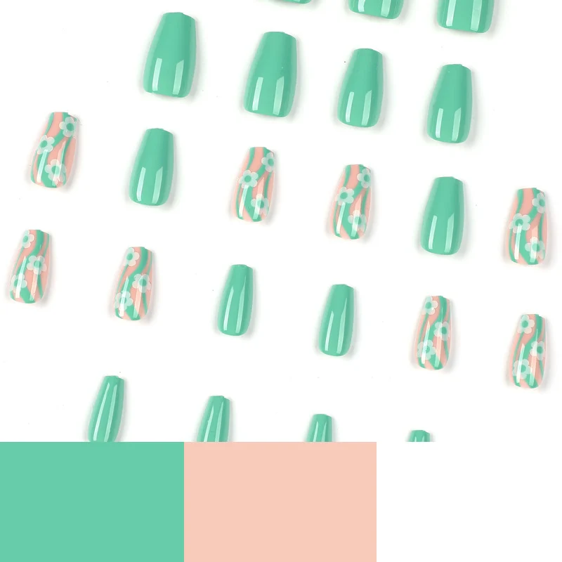 Kunstvolle Nagelverlängerungen im modernen floralem Design Karnz