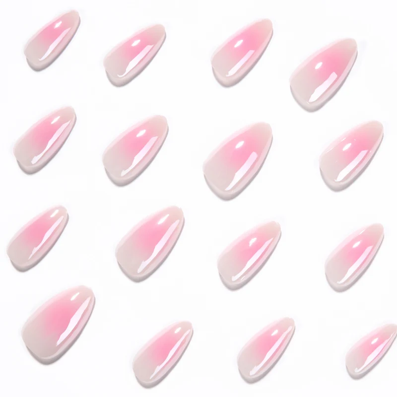 Kunstvolle Nagelverlängerungen im eleganten Ombre-Design Karnz