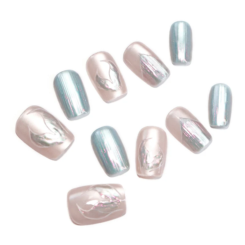 Kunstvolle Nagelspitzen mit floralem Design Karnz