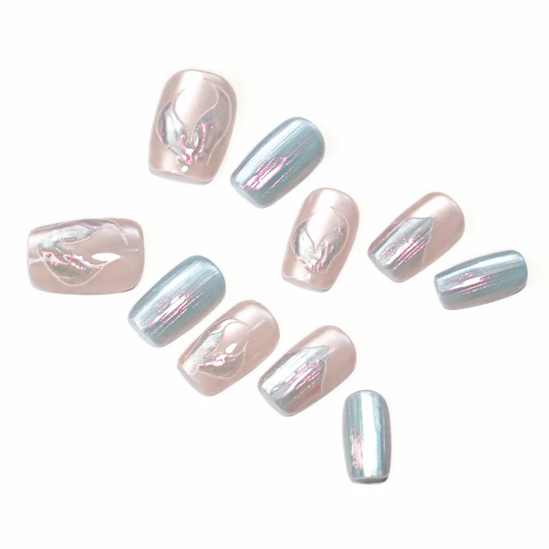 Kunstvolle Nagelspitzen mit floralem Design Karnz