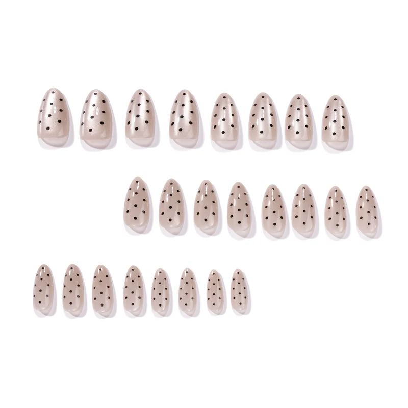 Kunstvolle Nagelspitzen im modernen Design Karnz
