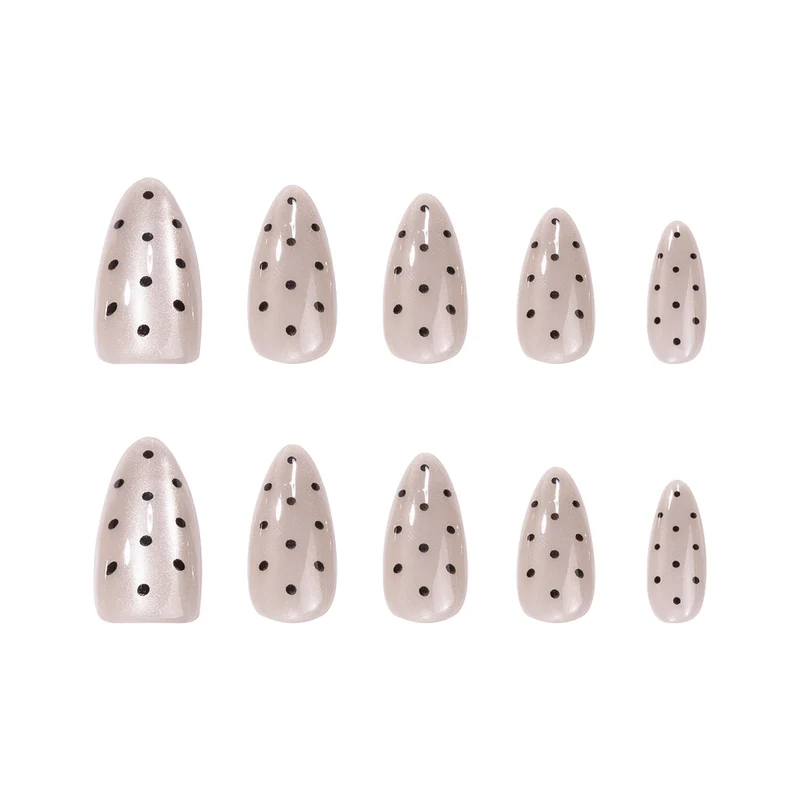 Kunstvolle Nagelspitzen im modernen Design Karnz