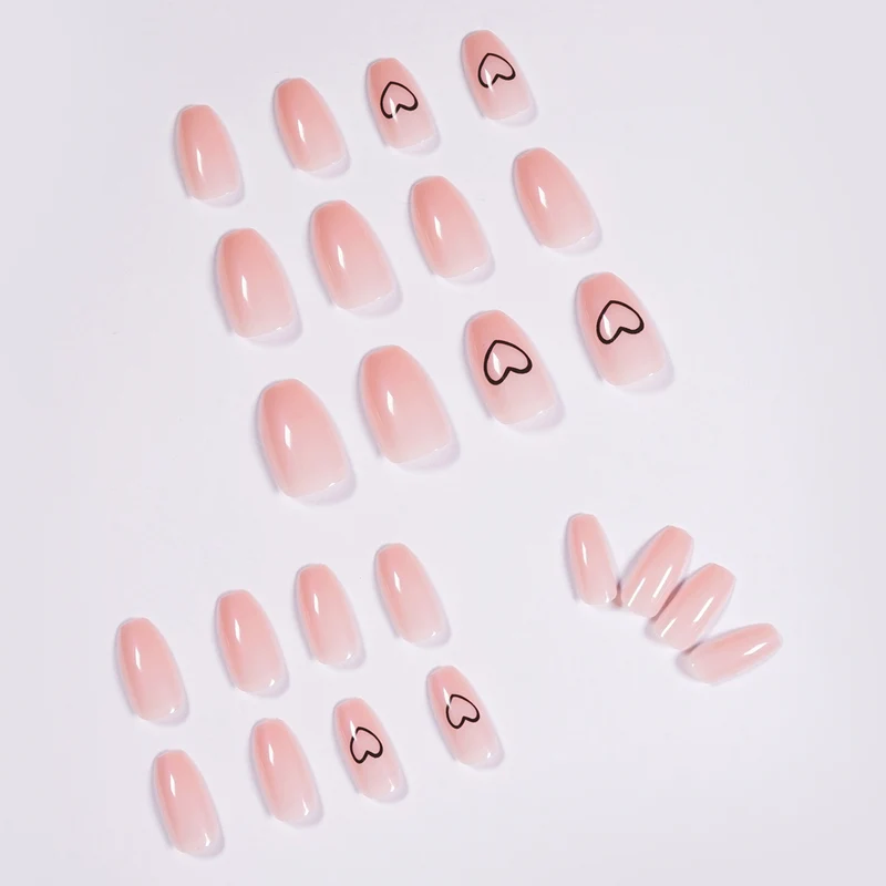 Kunstvolle Nagelkunst mit zarten Herzen Karnz