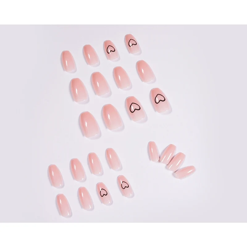 Kunstvolle Nagelkunst mit zarten Herzen Karnz