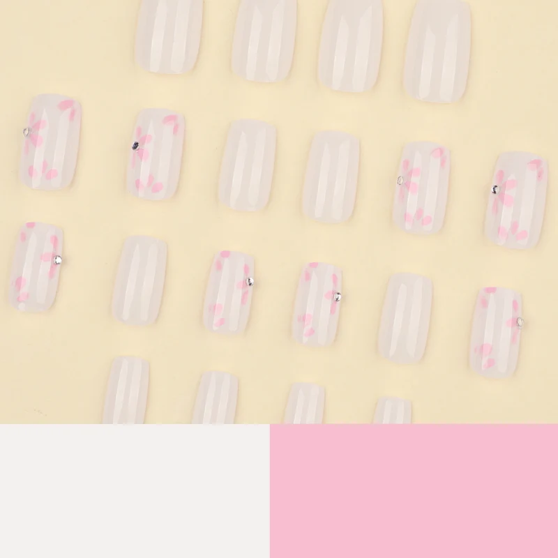 Kunstvolle Nagelkunst mit zarten Blütenmotiven Karnz