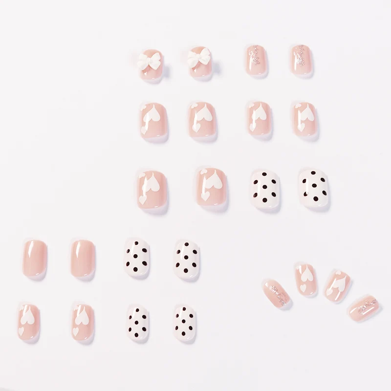 Kunstvolle Nagelkunst mit zarten Blüten- und Herzmotiven Karnz