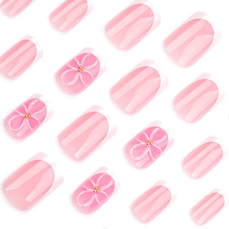 Kunstvolle Nagelkunst mit zarten Blüten und eleganter French-Spitze Karnz
