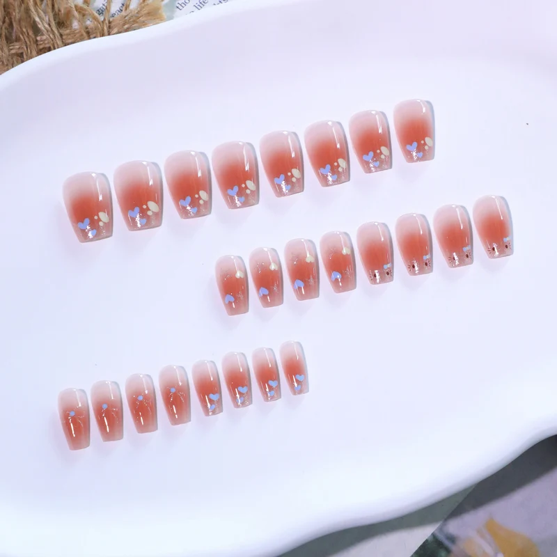 Kunstvolle Nagelkunst mit verspielten Akzenten Karnz