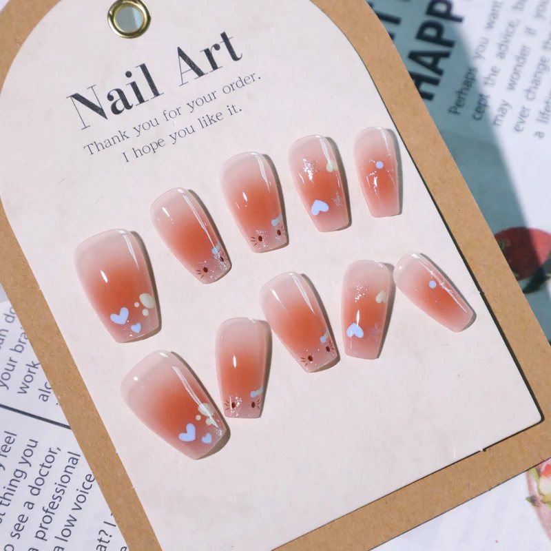 Kunstvolle Nagelkunst mit verspielten Akzenten Karnz