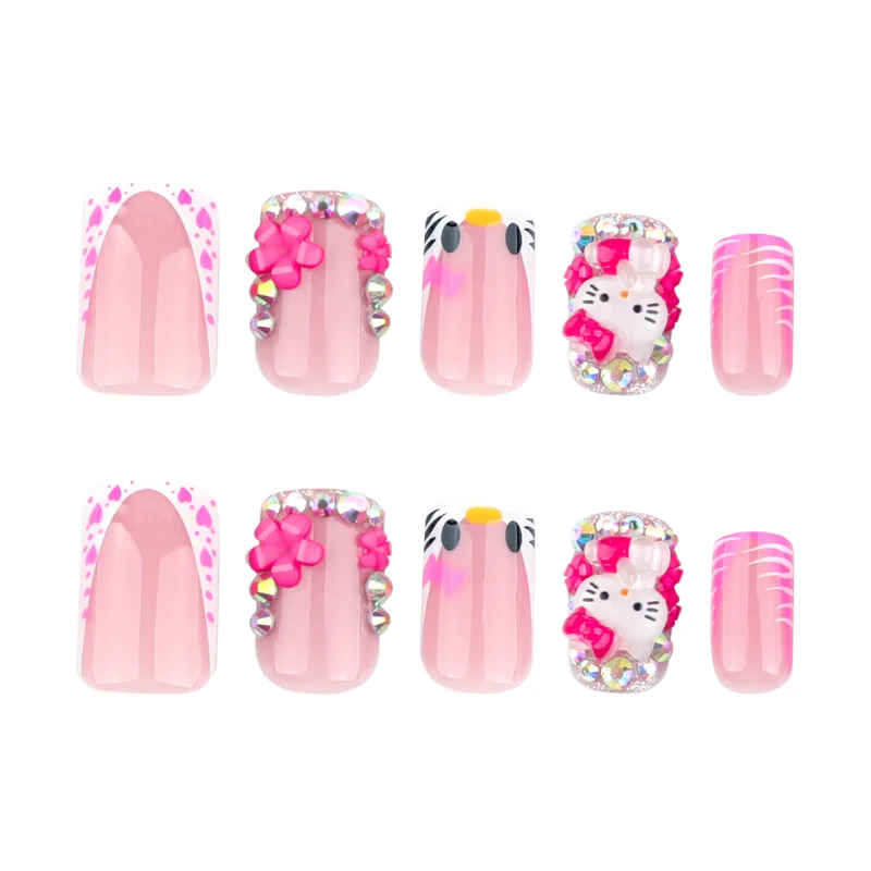 Kunstvolle Nagelkunst mit Tiermotiven und Glitzerakzenten Karnz