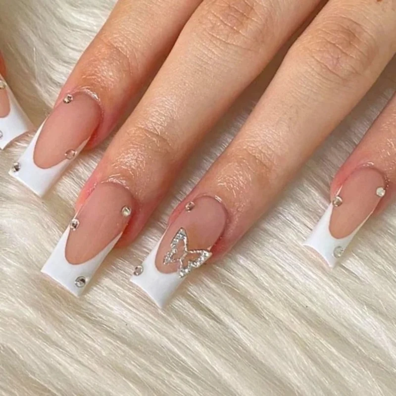 Elegante Stiletto-Nagelverlängerungen mit Strassakzenten Karnz