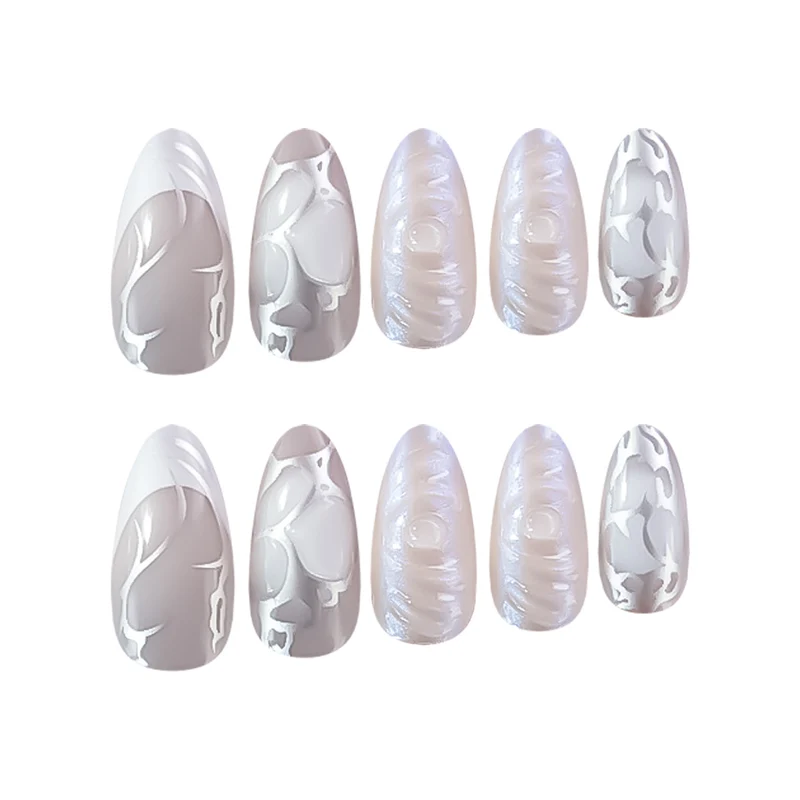 Elegante Stiletto-Nagelverlängerungen mit dekorativen silbernen Akzenten Karnz