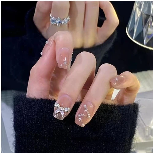 Elegante florale Nagelkunstverlängerungen Karnz