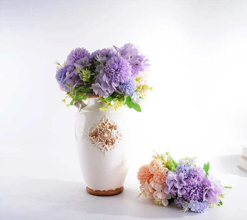 Elegante Keramikvase mit Ziermuster Karnz