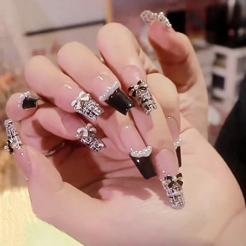 Glamouröse Stiletto Press-On Nägel mit Kristallakzenten Karnz