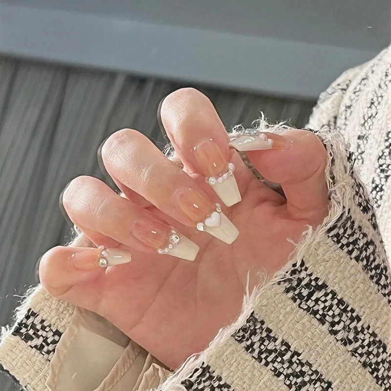 Glamouröse Stiletto Press-On Nägel mit Kristallakzenten Karnz