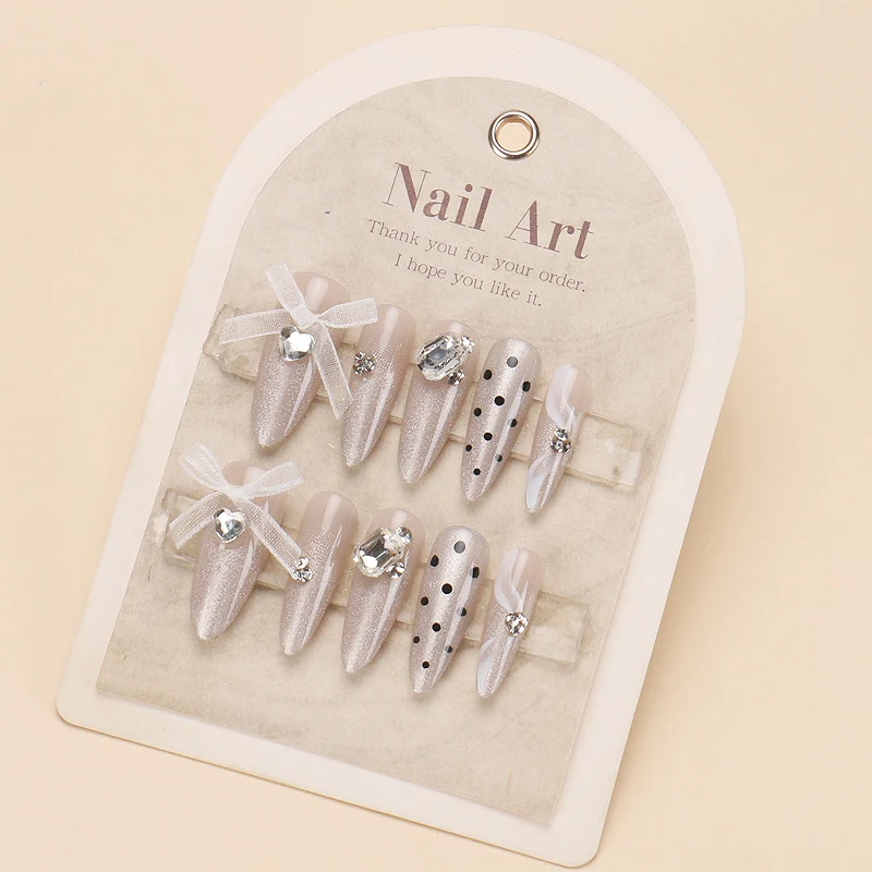 Glamouröses Press-On Nagelkunst-Set mit stylishen Edelstein-Akzenten Karnz