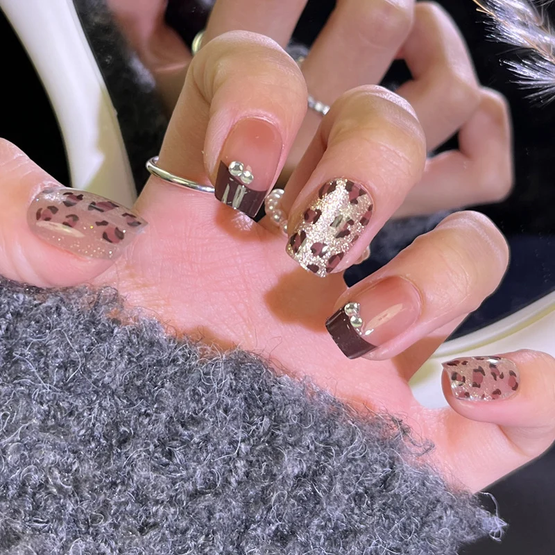 Glamouröses Press-On Nagelkunst-Set mit stylishen Edelstein-Akzenten Karnz