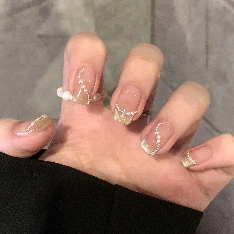 Glamouröses Press-On Nagelkunst-Set mit stylishen Edelstein-Akzenten Karnz