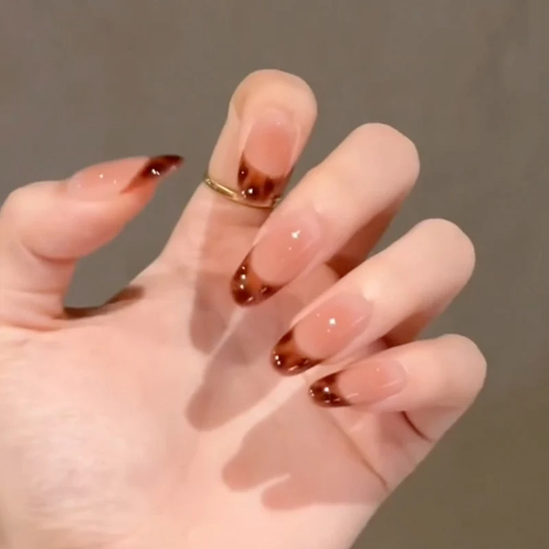 Glamouröses Press-On Nagelkunst-Set mit stylishen Edelstein-Akzenten Karnz