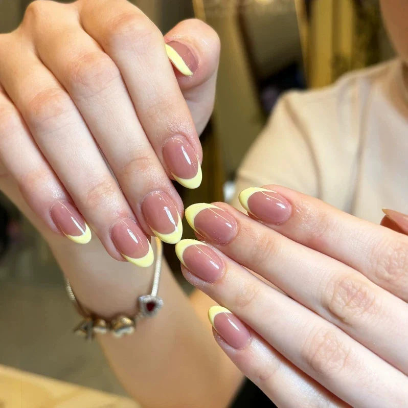 Französisches Tipp Press-On Nagelset mit dekorativen gelben Akzenten Karnz