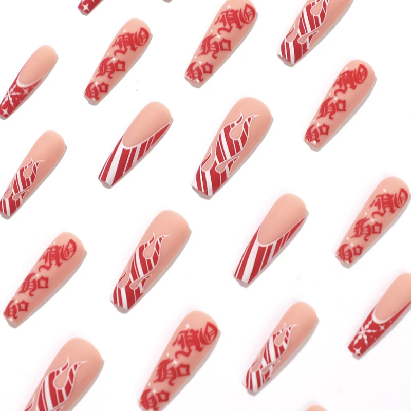 Künstlerische Nagelverlängerungen im festlichen Design Karnz