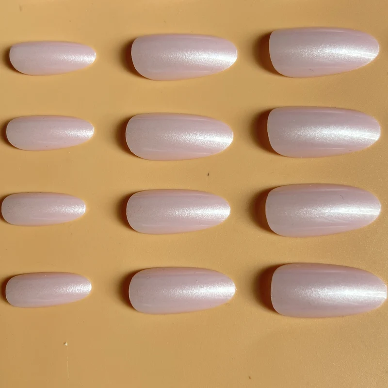 Elegante Mandelgeformte Press-On Nagelerweiterungen Karnz