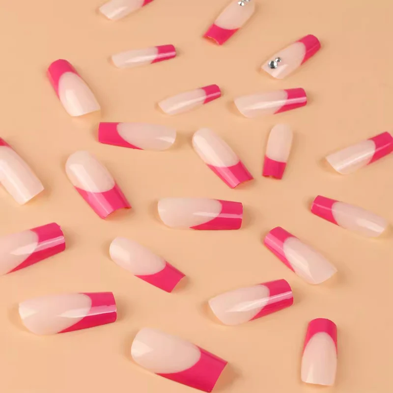 Elegante mandelförmige Nagelverlängerungen mit Strassakzenten Karnz