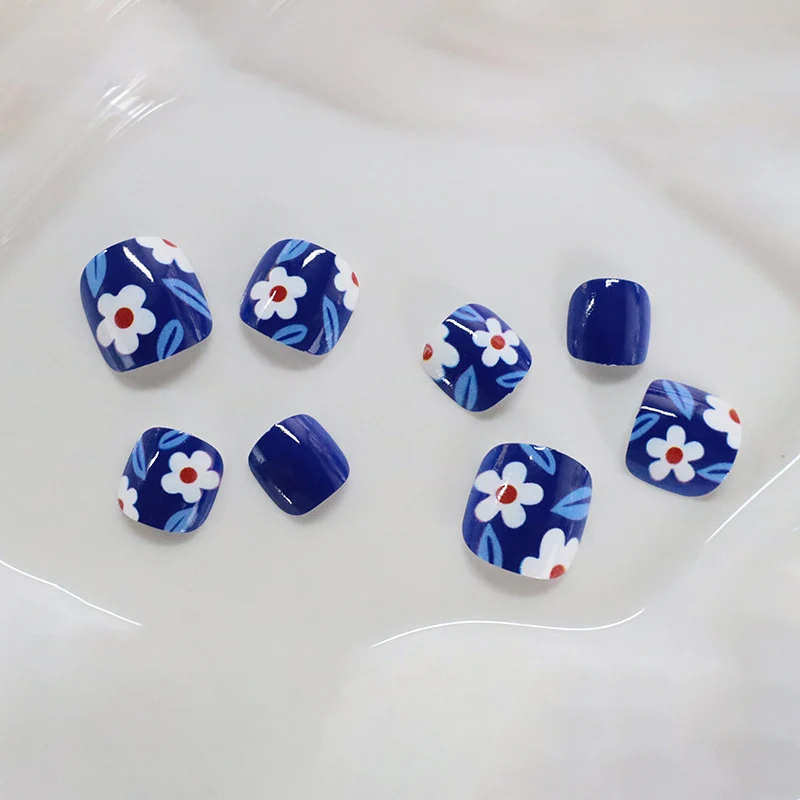 Dekoratives Blumennageldesign Karnz