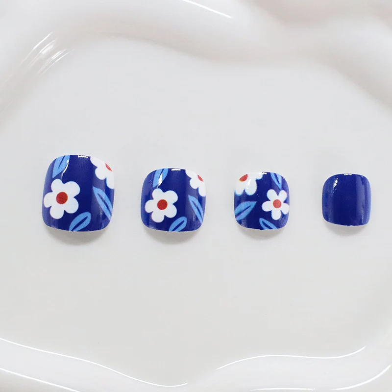 Dekoratives Blumennageldesign Karnz
