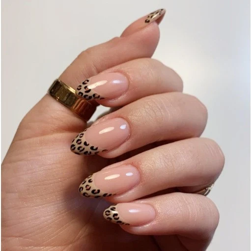 Stylisches Press-On Nail Set Karnz