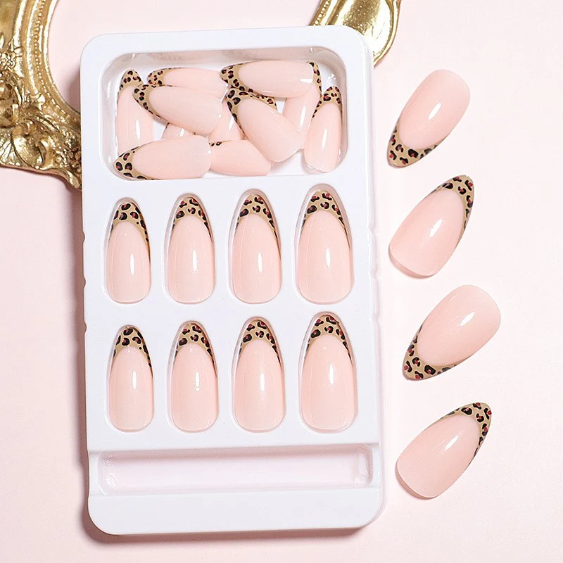 Stylisches Press-On Nail Set Karnz
