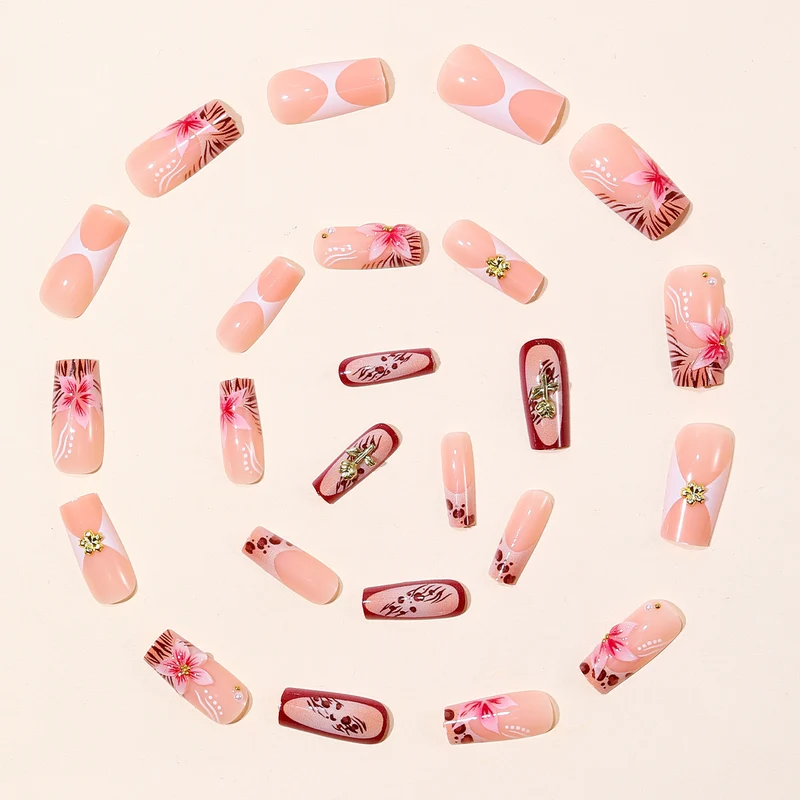 Stylische Blumen- und Tiermotiv-Nagelkunstverlängerungen Karnz