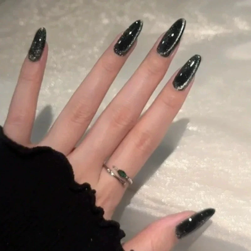 Glänzende Stiletto Press-On-Nagelverzierungen Karnz