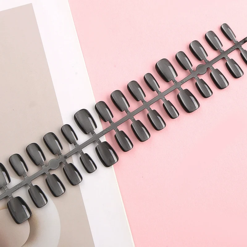 Glänzende Stiletto Press-On-Nagelverzierungen Karnz