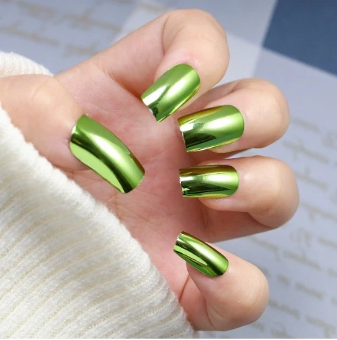 Glänzende metallische Press-On Nagelkunst Karnz