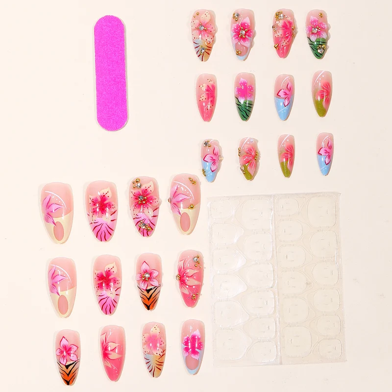 Verschnörkelte florale 3D-Nagelverlängerungen Karnz